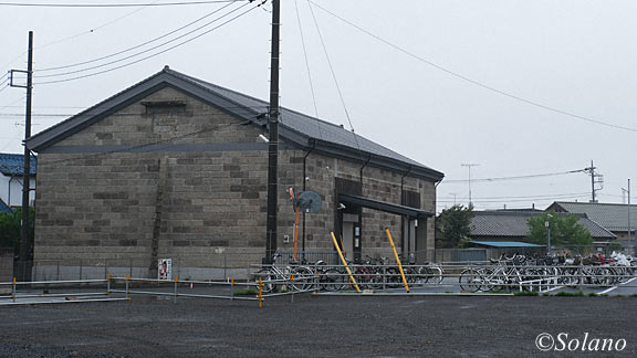 両毛線・国定駅前、石造りの立派な農業倉庫