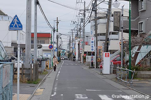 JR相模線・倉見駅、駅前の商店街