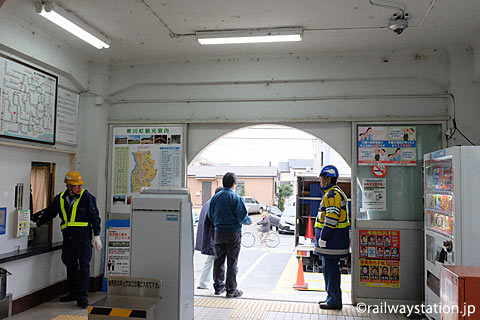 JR相模線・倉見駅、半円形の出入口が印象的な駅舎