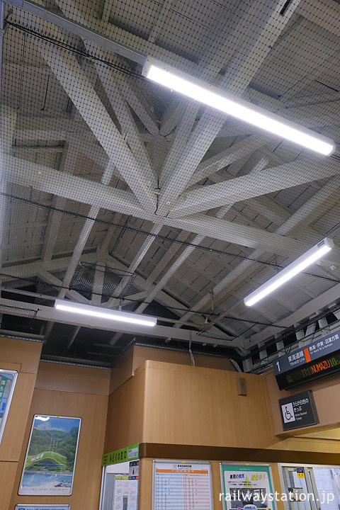 JR東海道本線・真鶴駅、木の構造が剥き出しの屋根裏