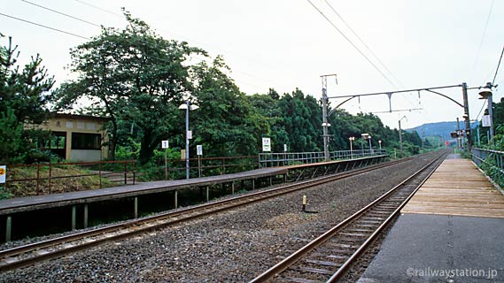 JR羽越本線の秘境駅・女鹿駅のプラットホームと駅舎