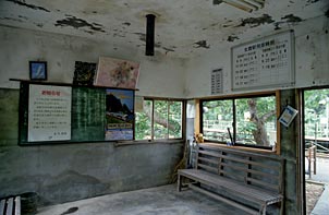 JR東日本・羽越本線・女鹿駅、古く粗末な待合室