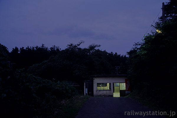 山形県遊佐町、夜の闇に包まれ秘境駅ムード溢れる女鹿駅