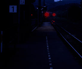 羽越本線・女鹿駅、夜のプラットホーム