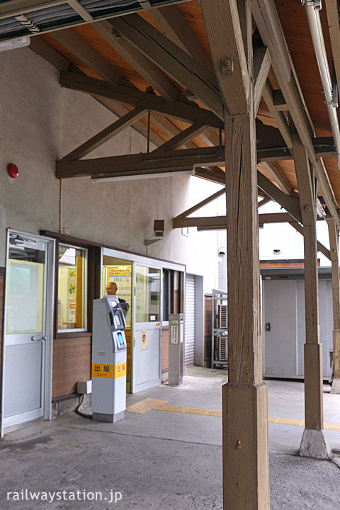 JR篠ノ井線・南松本駅の木造駅舎、ホーム側の木の柱