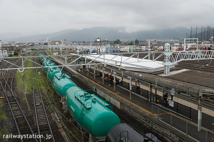 JR篠ノ井線・南松本駅、貨物ヤードが広がる風景