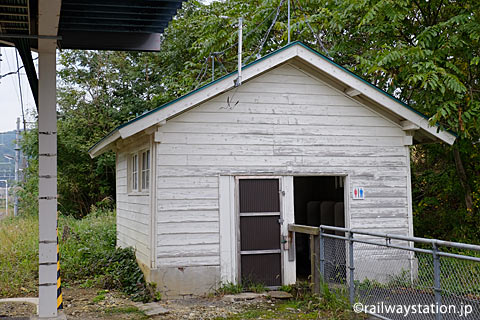 奥羽本線(山形線)中川駅、木造の古いトイレ