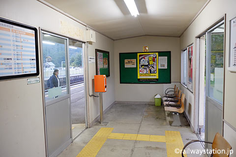 奥羽本線・中川駅、貨車駅舎だが内部の待合室は改装