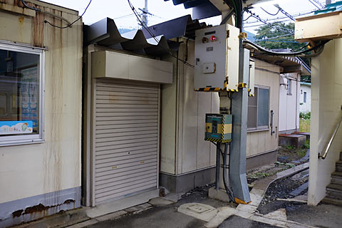 奥羽本線(山形線)中川駅、駅舎に隣接した建物