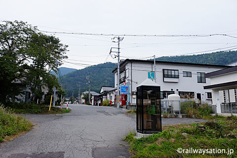 山形県南陽市、奥羽本線(山形線)中川駅の駅前