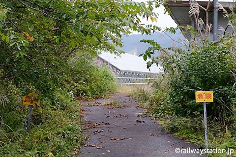 奥羽本線(山形線)中川駅、「危険」の立札のある一角…