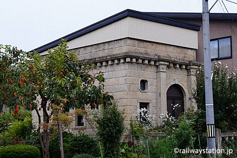 奥羽本線(山形線)・中川駅前、洋風の石造り小屋。