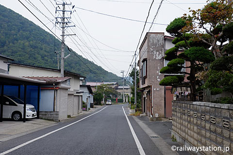 山形県南陽市、奥羽本線中川駅近くの街並み