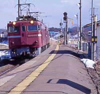 津軽線・中小国駅と通過し青函トンネルへ向かう貨物列車
