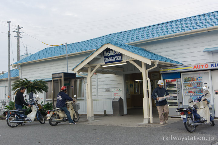 夕方の那古船形駅に集まる新聞屋さんのスーパーカブ