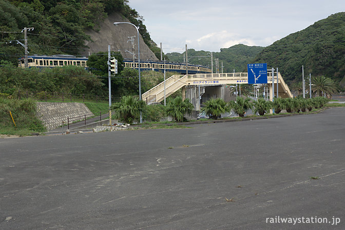 行川アイランド跡地の横を走る外房線スカ色113系