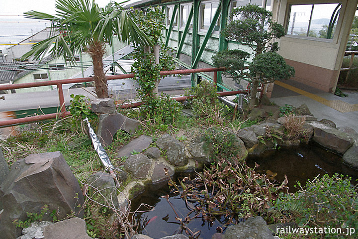 東海道本線・根府川駅の金魚泳ぐ池庭、眼下を列車が走る