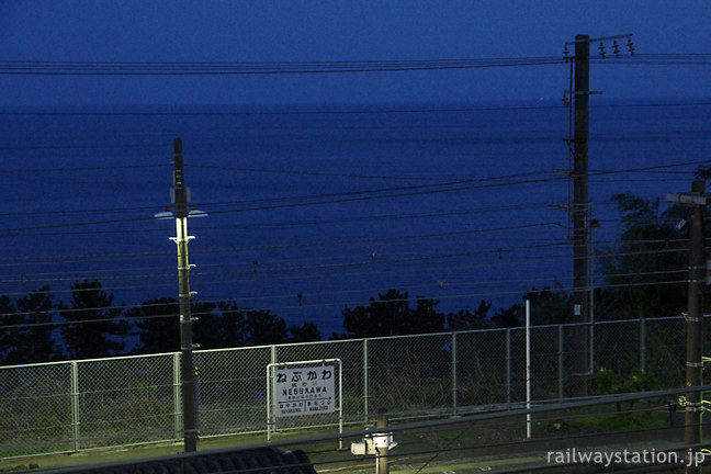 東海道本線・海が見える駅、根府川駅の夜