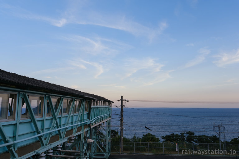 海の見える駅、根府川駅の夕空と木造跨線橋