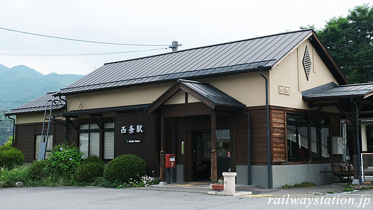 JR東日本・篠ノ井線・西条駅、リニューアルされた木造駅舎