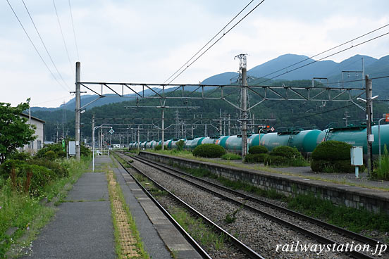 JR東日本・篠ノ井線・西条駅、重厚な貨物列車が停車中