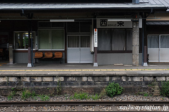 JR篠ノ井線・西条駅、古いレンガ積みが残るプラットホーム