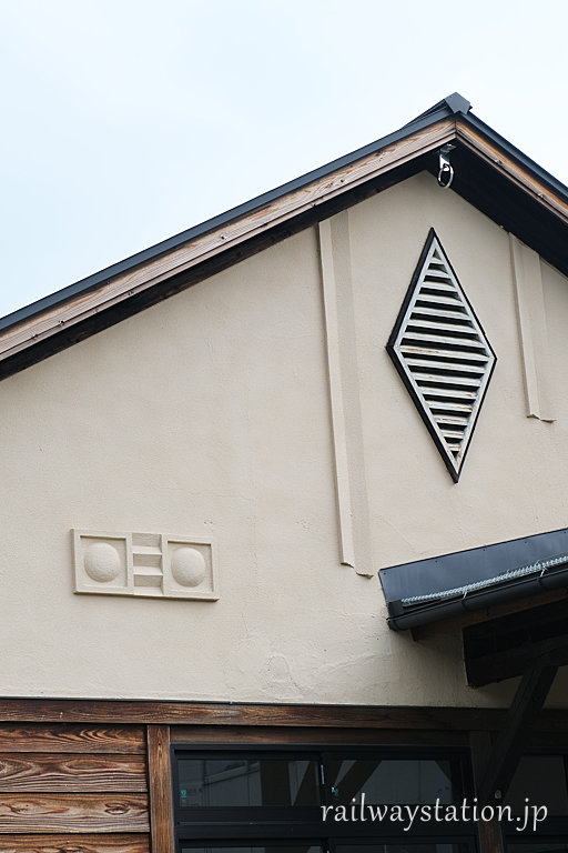 JR篠ノ井線・西条駅の木造駅舎、側面の装飾