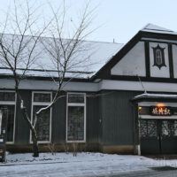 姨捨駅(JR東日本・篠ノ井線)～善光寺平を抱く洋風木造駅舎～