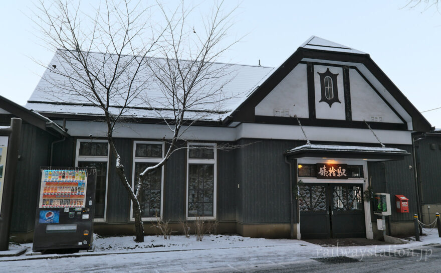 JR篠ノ井線、長野県千曲市にある姨捨駅、昭和レトロな洋風木造駅舎