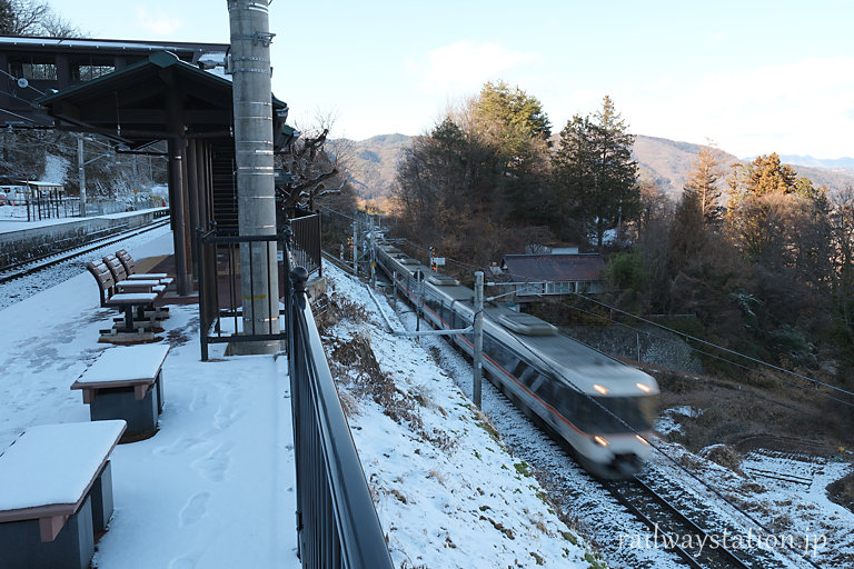 スイッチバック駅の姨捨駅、本線上を特急しなのが通過