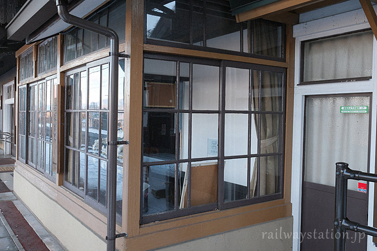 篠ノ井線・姨捨機の木造駅舎、古い造りを残した閉塞器室