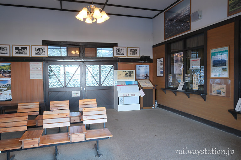 姨捨駅の木造駅舎、レトロな趣きにリニューアルされた窓口跡と待合室