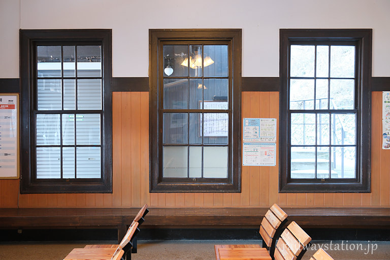 JR東日本・篠ノ井線・姨捨駅、洋風駅舎らしい縦長の窓
