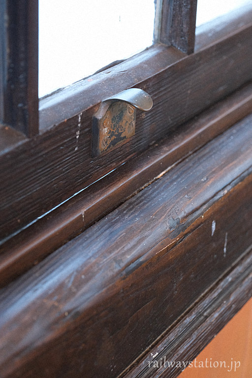 姨捨駅の洋風木造駅舎、昭和の古い造りを残す木の窓枠