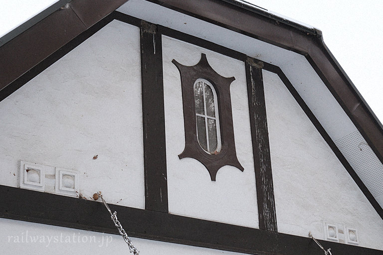 洋風木造駅舎が残る姨捨駅、正面のレトロな装飾