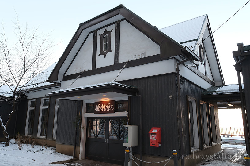 庄うわ初期築の特徴的な洋風木造駅舎が残る姨捨駅。斜めから
