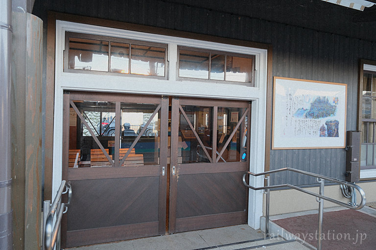 JR篠ノ井線・姨捨駅、駅舎の大きさに比し大きな扉