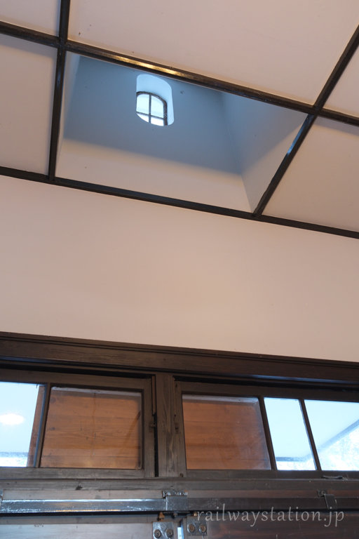 姨捨駅の洋風木造駅舎、駅舎正面の装飾の採光窓を待合室から見る