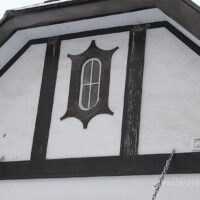 JR篠ノ井線・姨捨駅の木造駅舎、正面の独特な装飾の窓