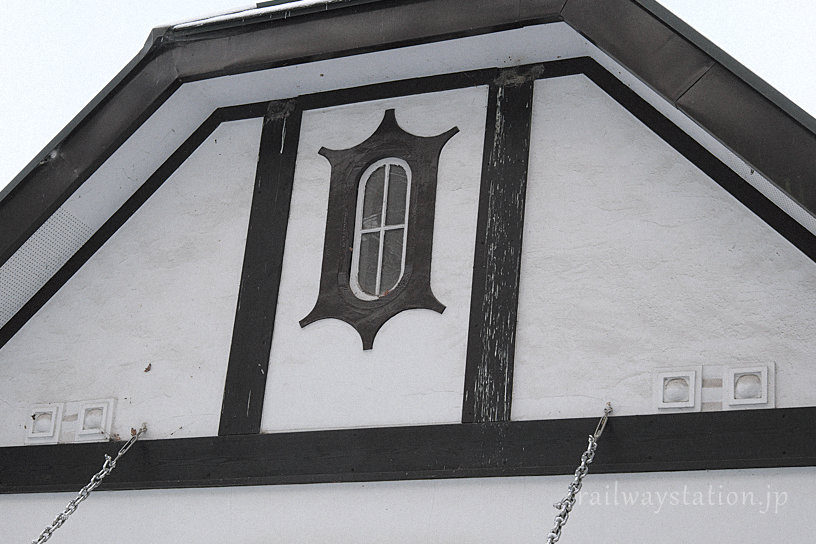 JR篠ノ井線・姨捨駅の木造駅舎、正面の独特な装飾の窓