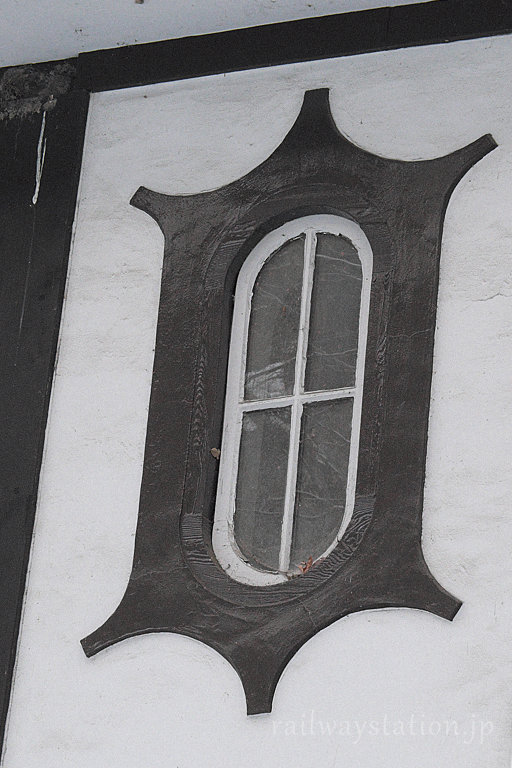 JR篠ノ井線・姨捨駅の木造駅舎、正面の小窓の装飾