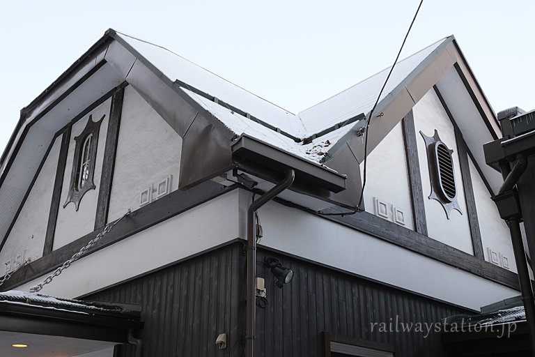 JR篠ノ井線・姨捨駅の木造駅舎、独特な装飾の正面小窓と側面通風孔