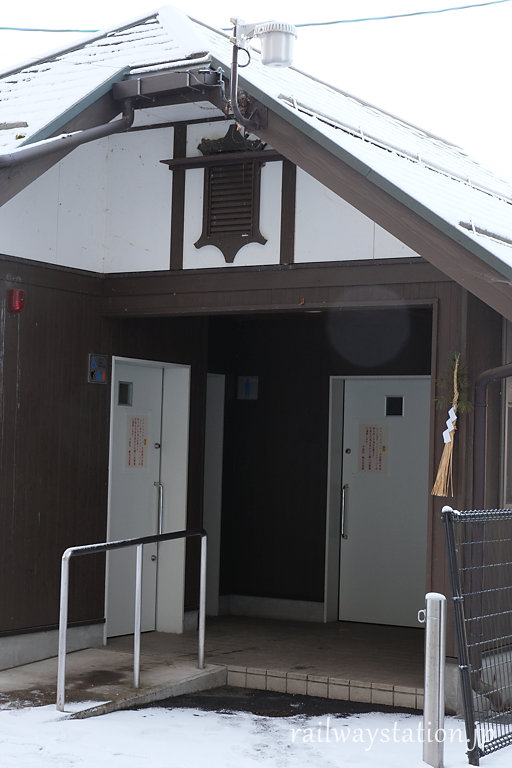 JR篠ノ井線・姨捨駅、トイレ外観の装飾