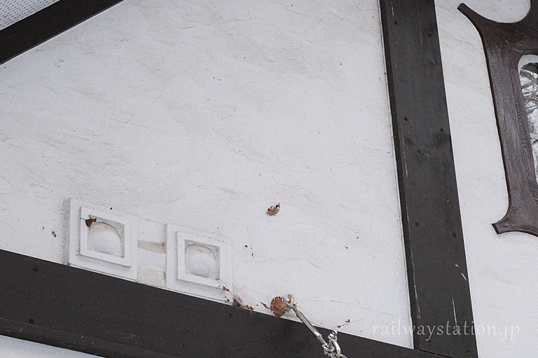 姨捨駅、駅舎正面のレリーフ状の装飾