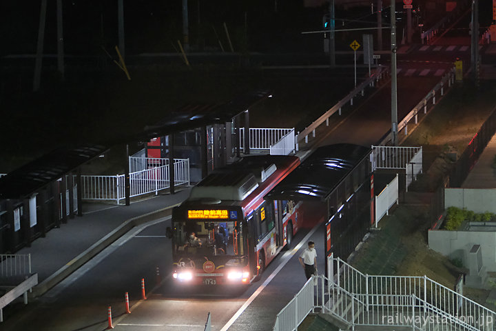 大船渡線BRT、夜の大船渡駅に到着した大船渡線BRTバス