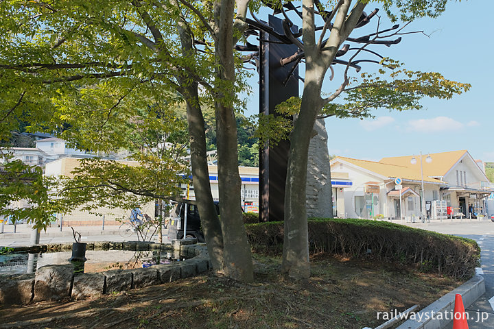 JR東日本東海道本線大磯駅、ロータリーの池と駅舎