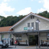 大磯駅(JR東日本・東海道本線)～駅前ロータリーの中の池庭～