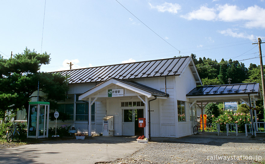 大船渡線・折壁駅、昔ながらの佇まいの木造駅舎