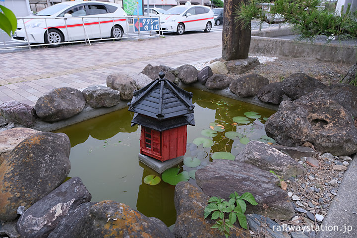 JR東日本常磐線・大津港駅舎近くにあるお堂のある池