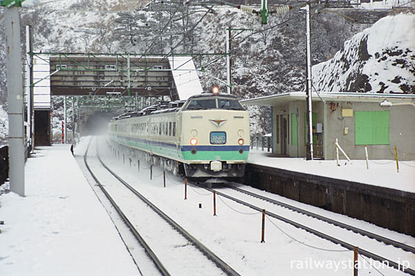 信越本線・青海川駅を通過する485系電車の特急北越